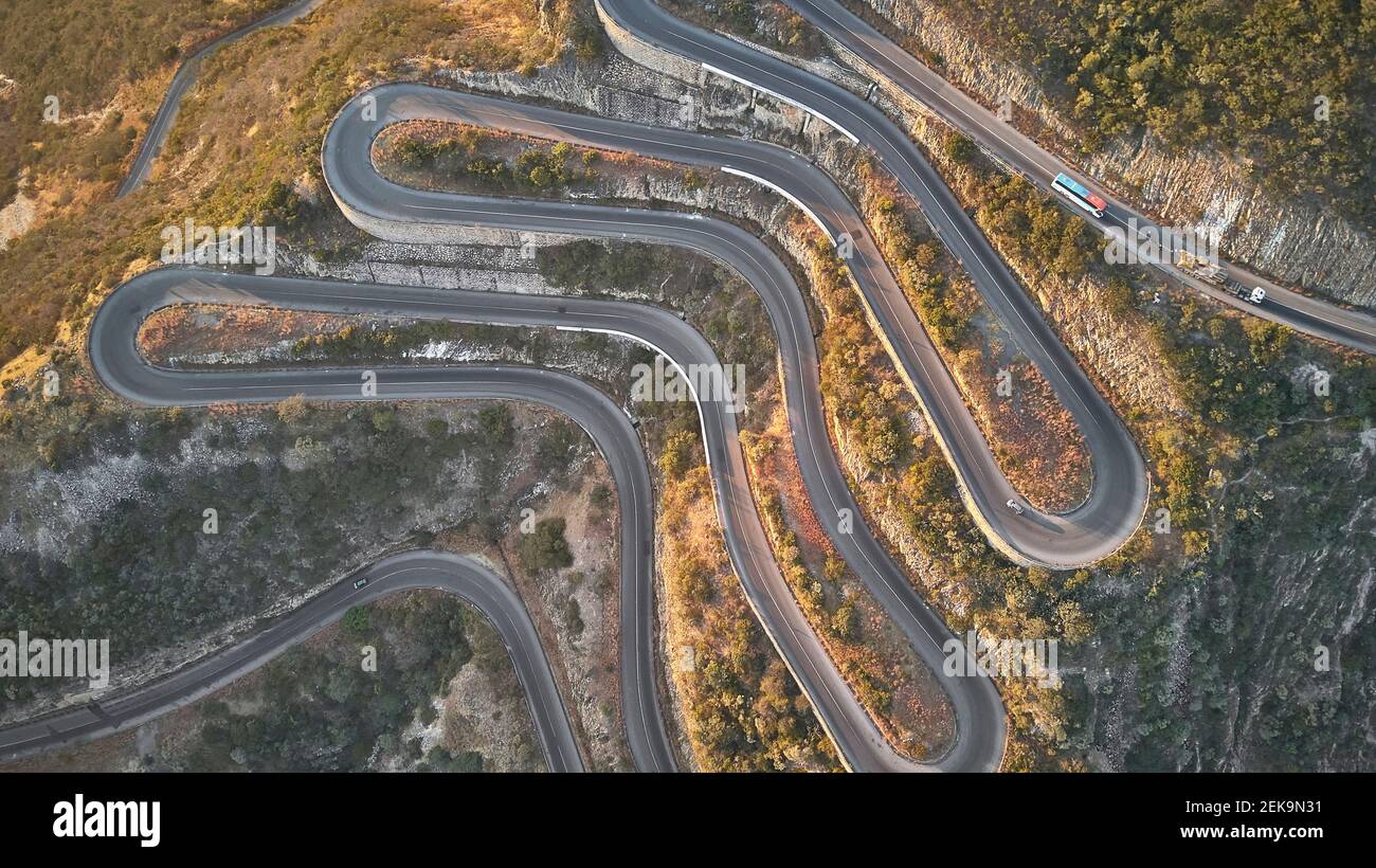 Luftaufnahme der kurvenreichen Straße, Serra de Leba, Angola Stockfoto