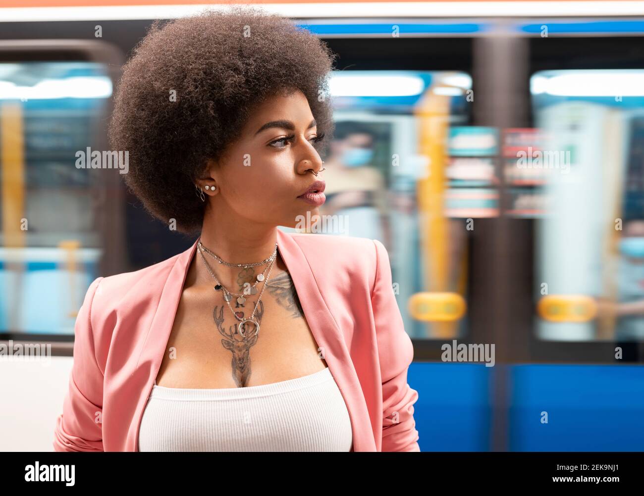 Afro-Frau, die auf die U-Bahn-Station schaut Stockfoto