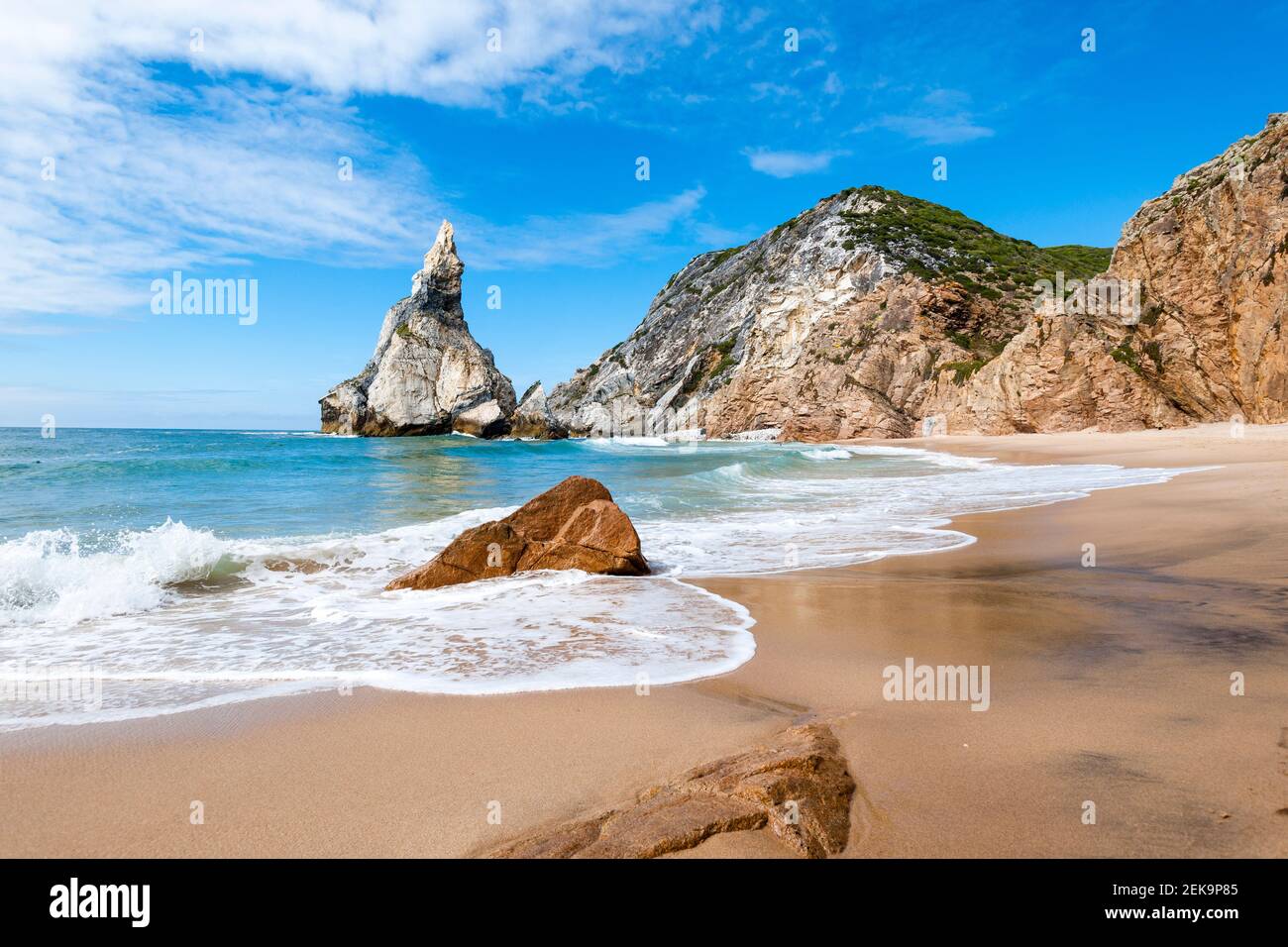 Wellen Sie am Strand und stapeln Sie Felsen im Meer Stockfoto