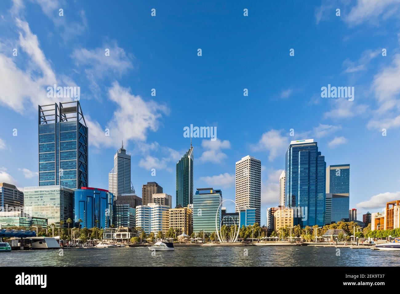 Australien, Ozeanien, Westaustralien, Swan River, Perth, Fluss und Wolkenkratzer Stockfoto