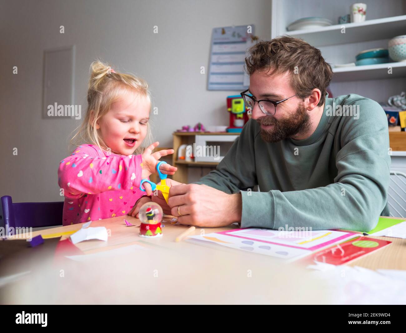 Vater und Tochter machen Handwerk Produkt auf dem Tisch zu Hause Stockfoto