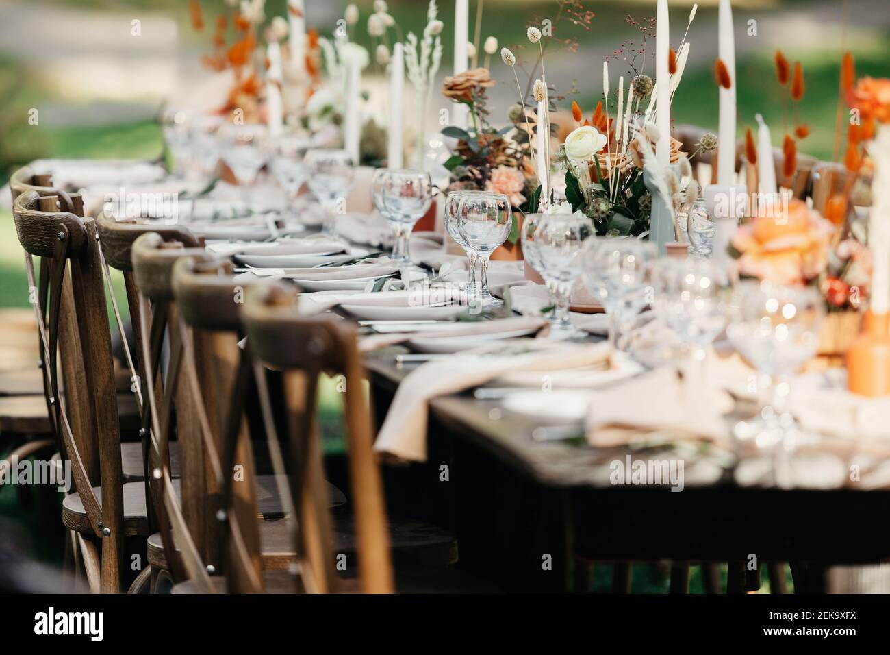 Boho Hochzeitstisch für die Gäste bei Blumenstrauß nach der Trauung Und Foto für Ehe Blog über Interieur Stockfoto