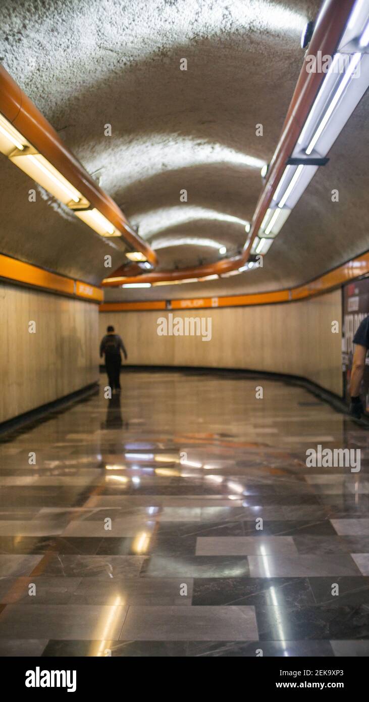 Langer beleuchteter Korridor von der Mexico City U-Bahn Stockfoto