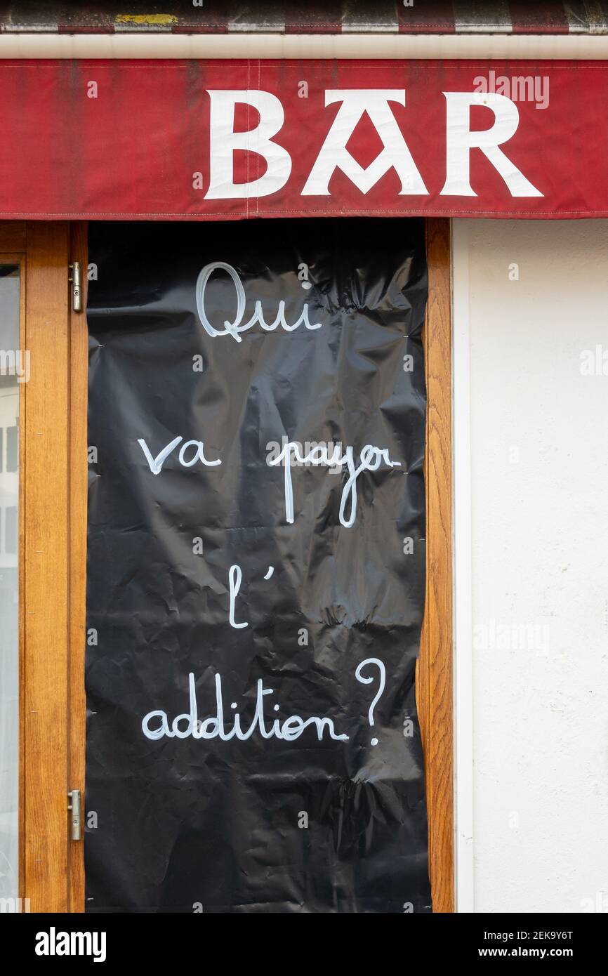Auf dem Banner vor der Bar steht, wer die Rechnung bezahlen wird, in Espelette, Frankreich. Stockfoto