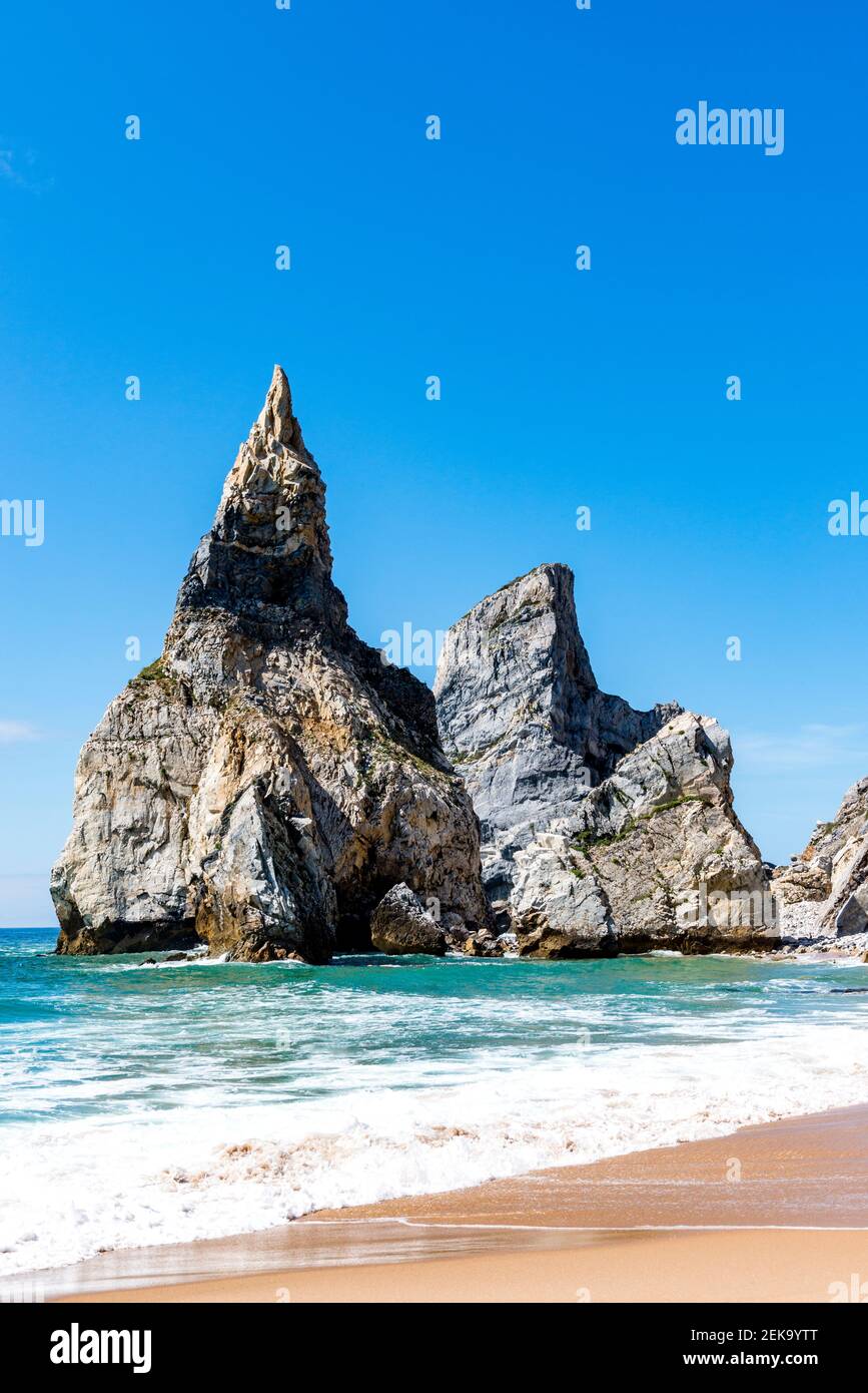 Wellen Sie am Strand und stapeln Sie Felsen im Meer Stockfoto