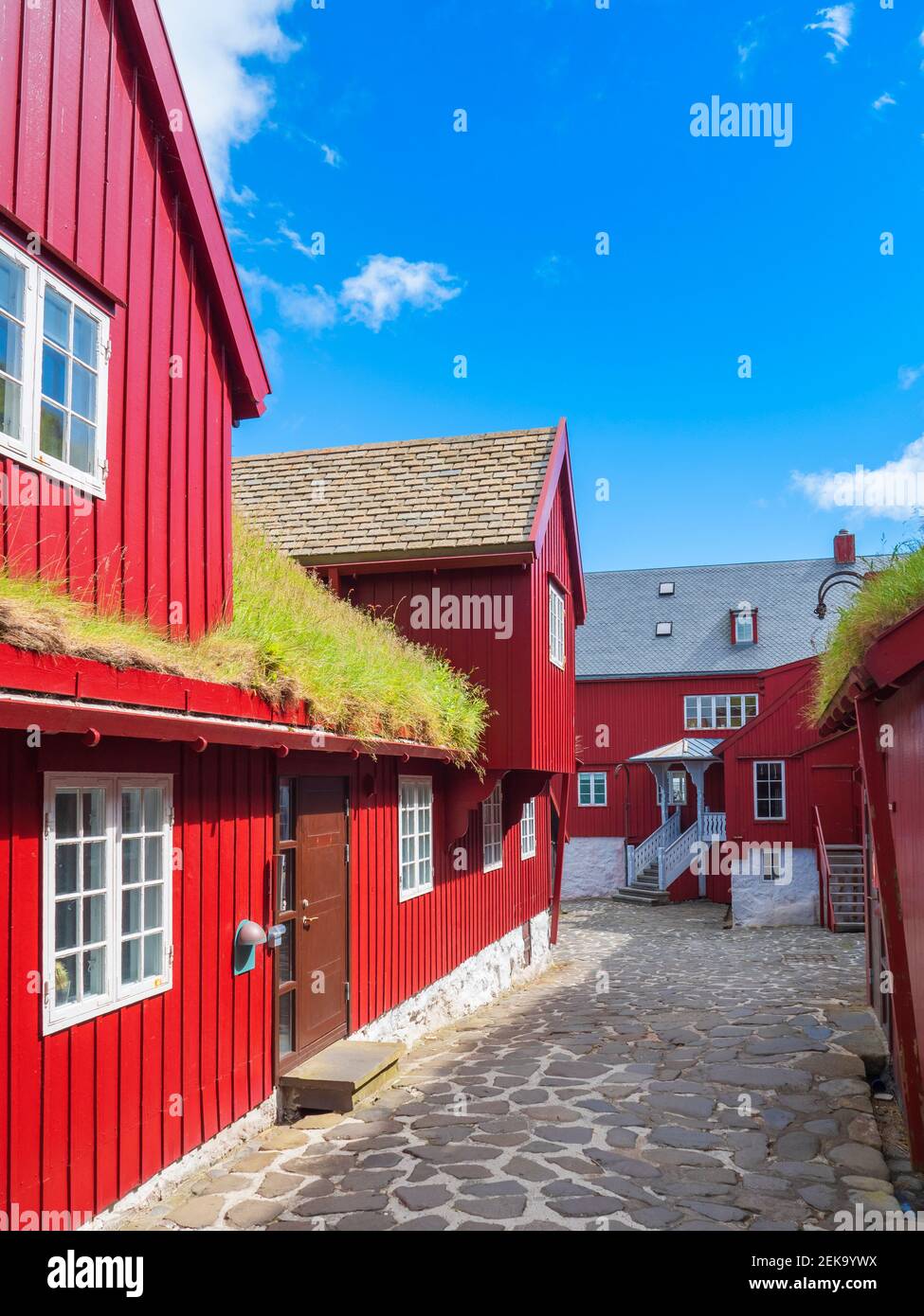 Gasse zwischen roten Häusern gegen blauen Himmel, Torshavn, Färöer Inseln, Island Stockfoto