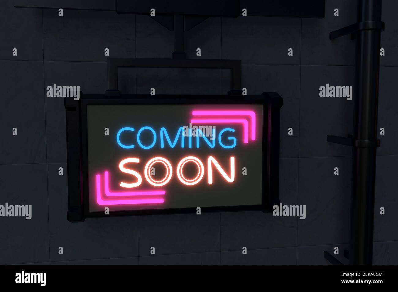 Beleuchtetes Coming Soon-Schild an schwarzer Wand Stockfoto