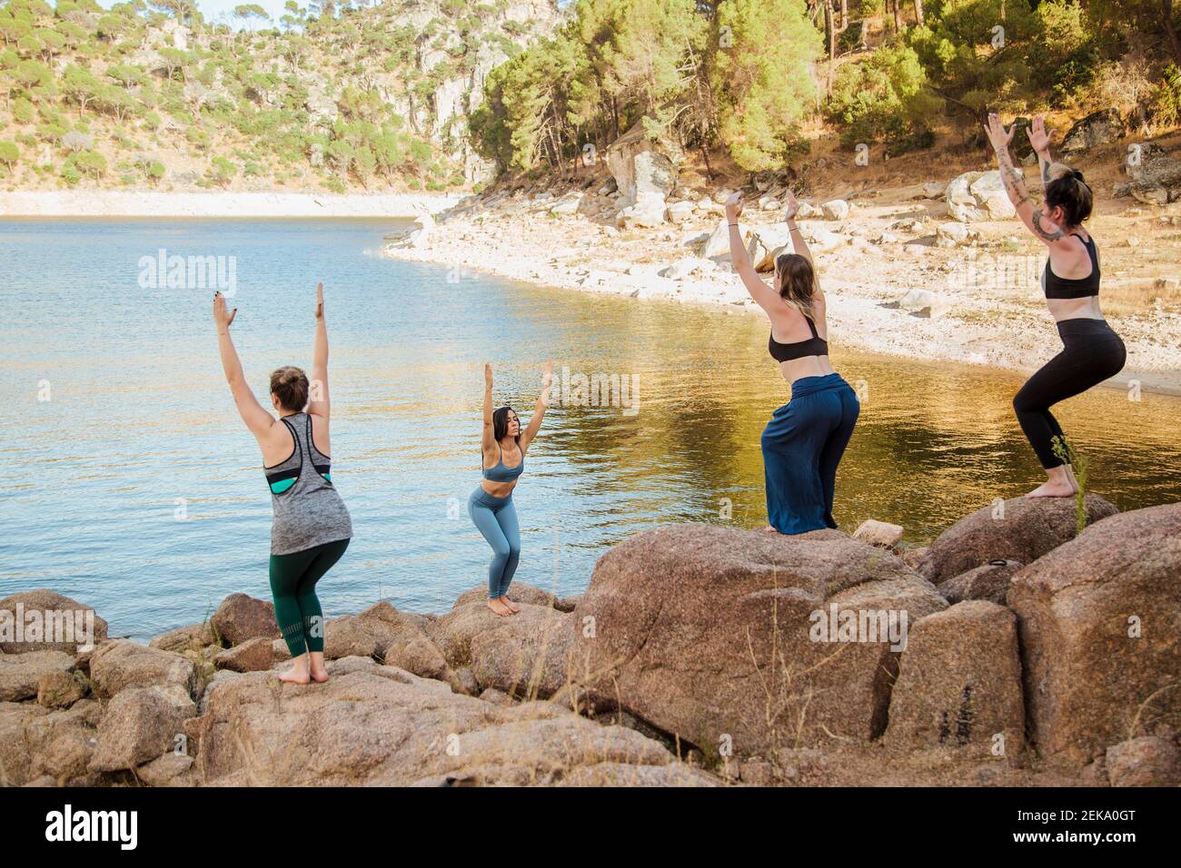 Weibliche Yogalehrer Lehrstuhl stellen junge Frauen Stockfoto