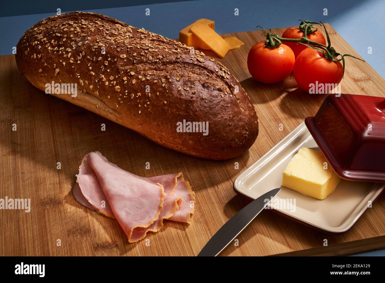 Frische Zutaten auf Schneidebrett zum Zubereiten von Sandwiches Stockfoto