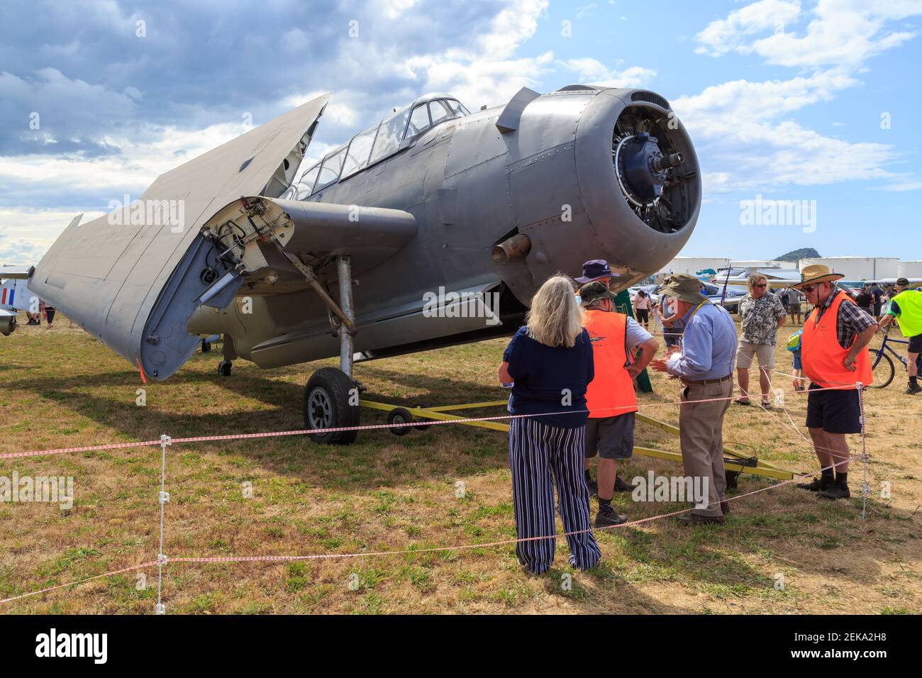 Ein Grumman TBF-1 Avenger, ein amerikanischer Torpedobomber von WW2, auf einer Flugschau. Die Flügel wurden zurückgefaltet Stockfoto