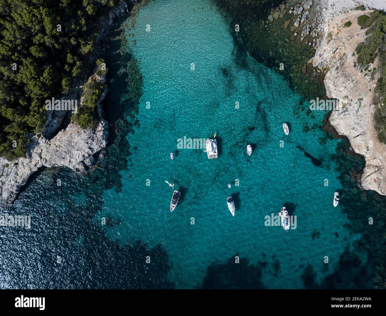 Boote in der Bucht festgemacht, Luftbild Stockfoto