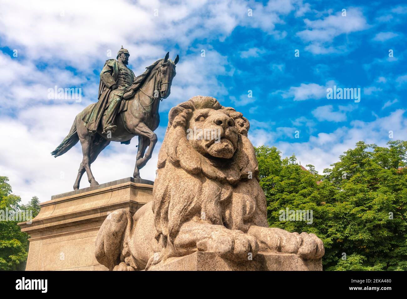 Deutschland, Baden-Württemberg, Stuttgart, Löwe ruht zu Füßen der Reiterstatue von Kaiser Wilhelm I. am Karlsplatz Stockfoto