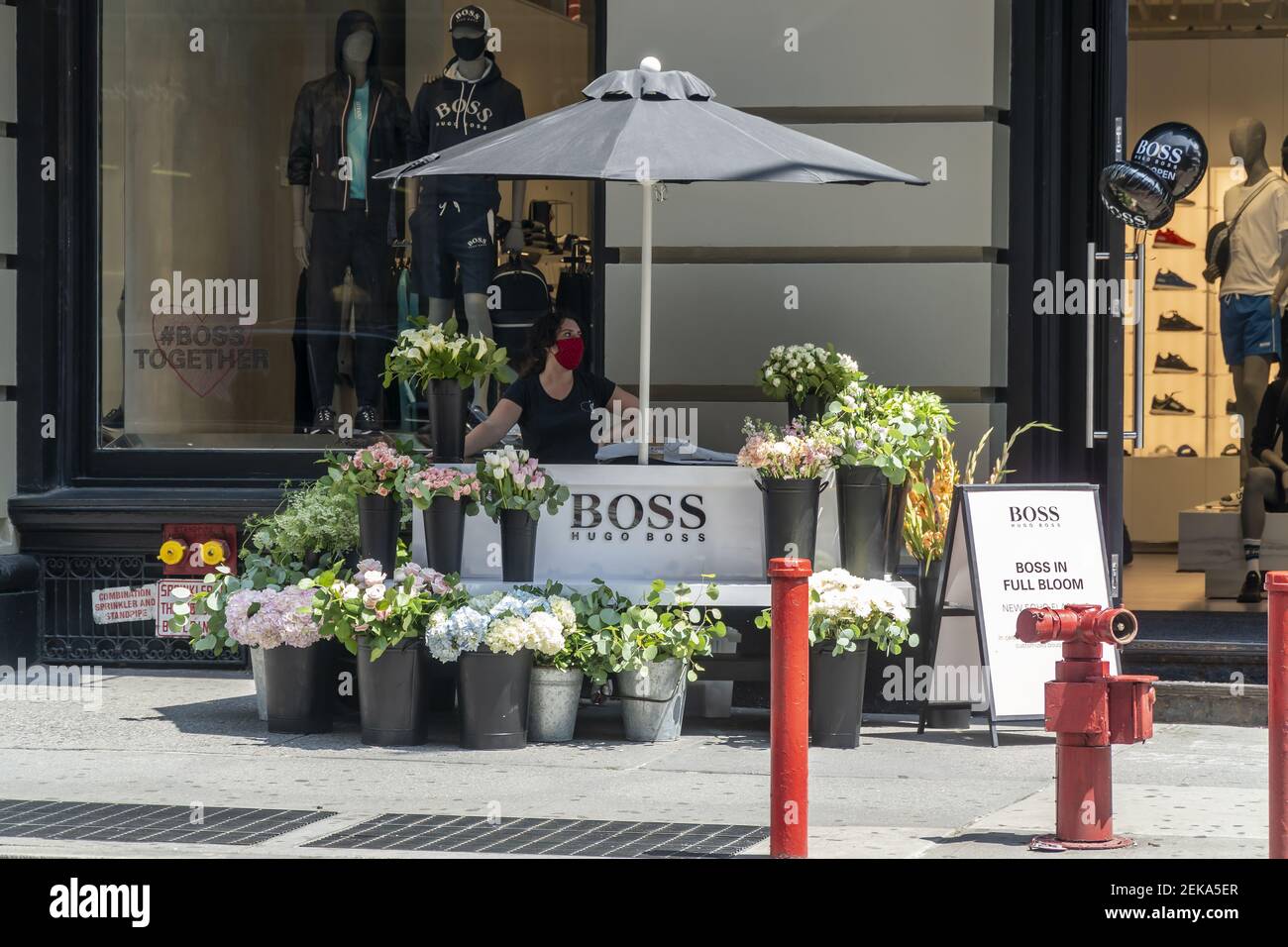 Der Hugo Boss Store feiert seine Wiedereröffnung im Stadtteil Soho in New  York am Sonntag, den 19. Juli 2020. Da die Stadt Phase 4 beginnt, dürfen  Museen und andere Innenräume nicht eröffnet