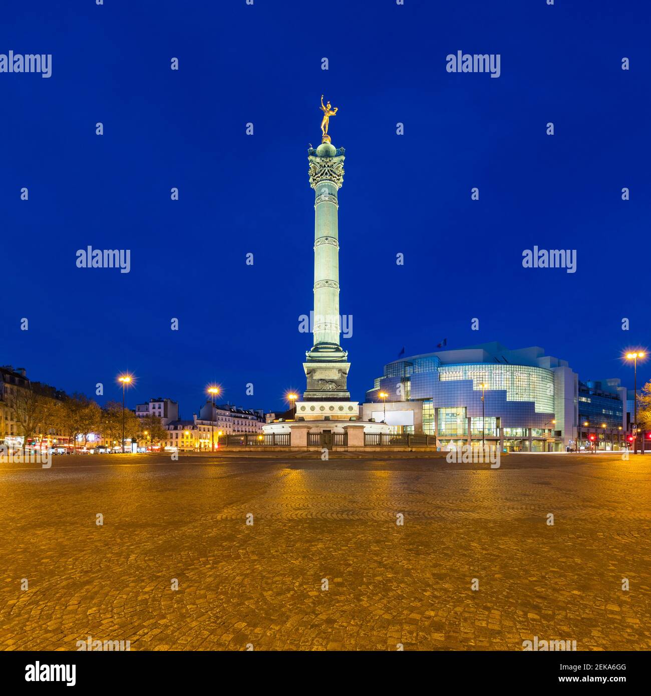 Frankreich, Ile-de-France, Paris, Juli Säule am leeren Place de la Bastille in der Abenddämmerung Stockfoto