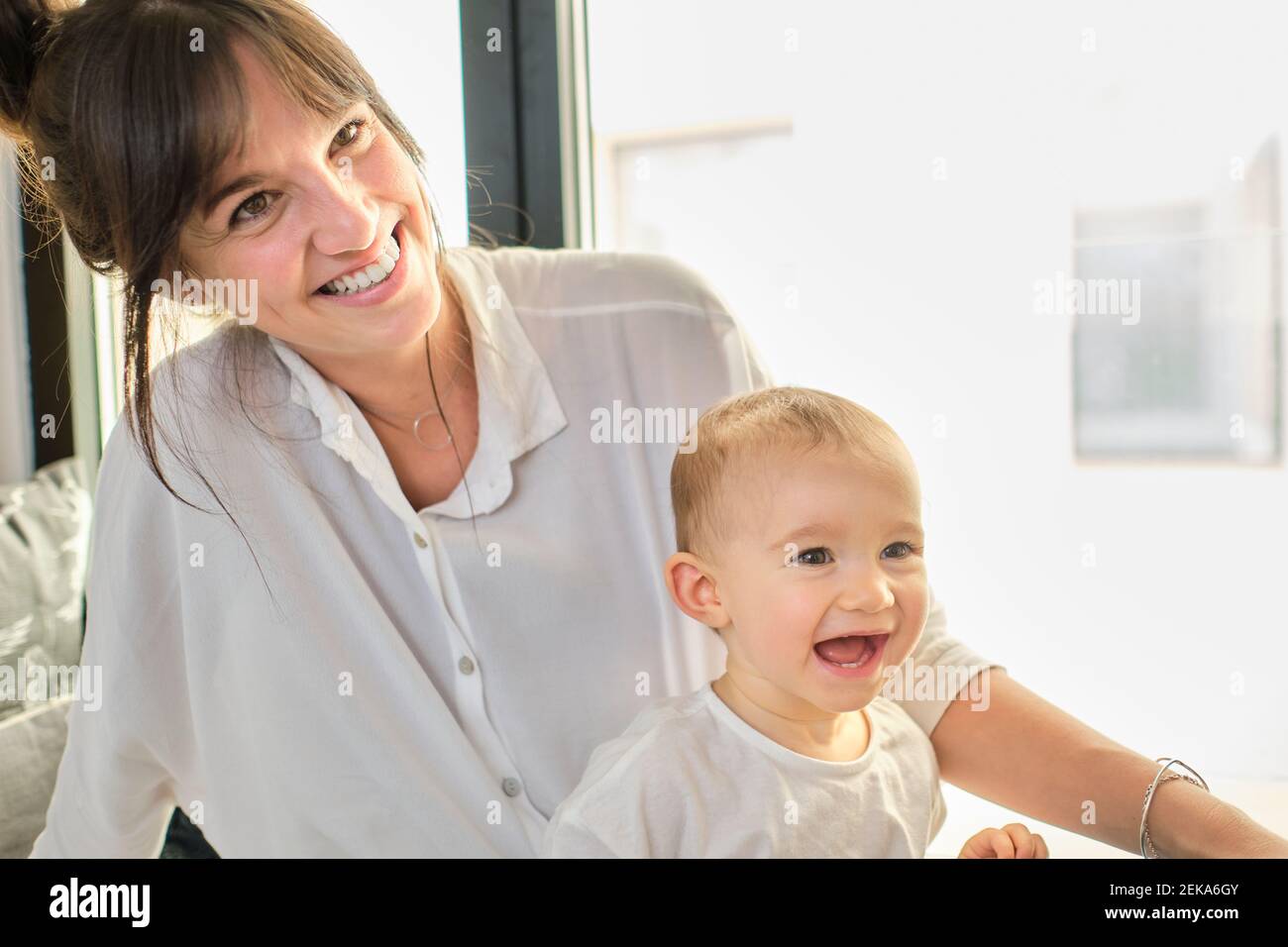 Porträt von Mutter und Tochter sitzen zusammen und lächeln Stockfoto