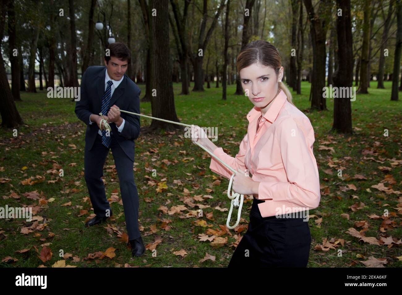 Führungskräfte spielen „tug of war“ Stockfoto