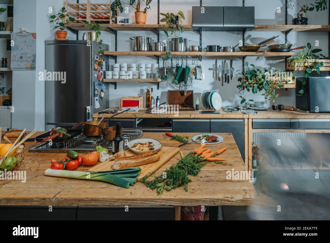 Fleisch und Gemüse auf der Küchentheke in der Küche Stockfoto