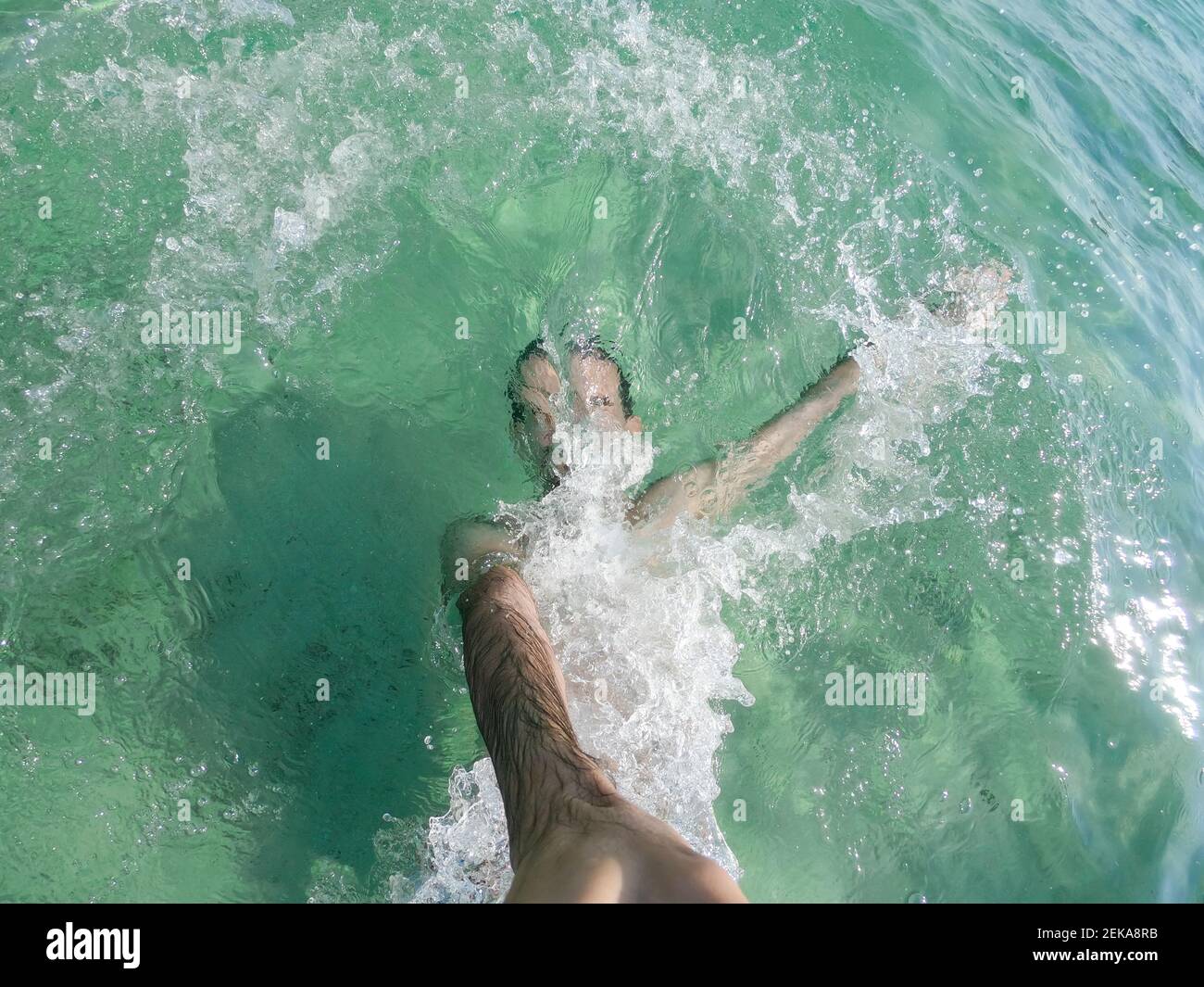 Mittelerwachsener Mann, der Selfie beim Tauchen im Wasser nimmt Stockfoto