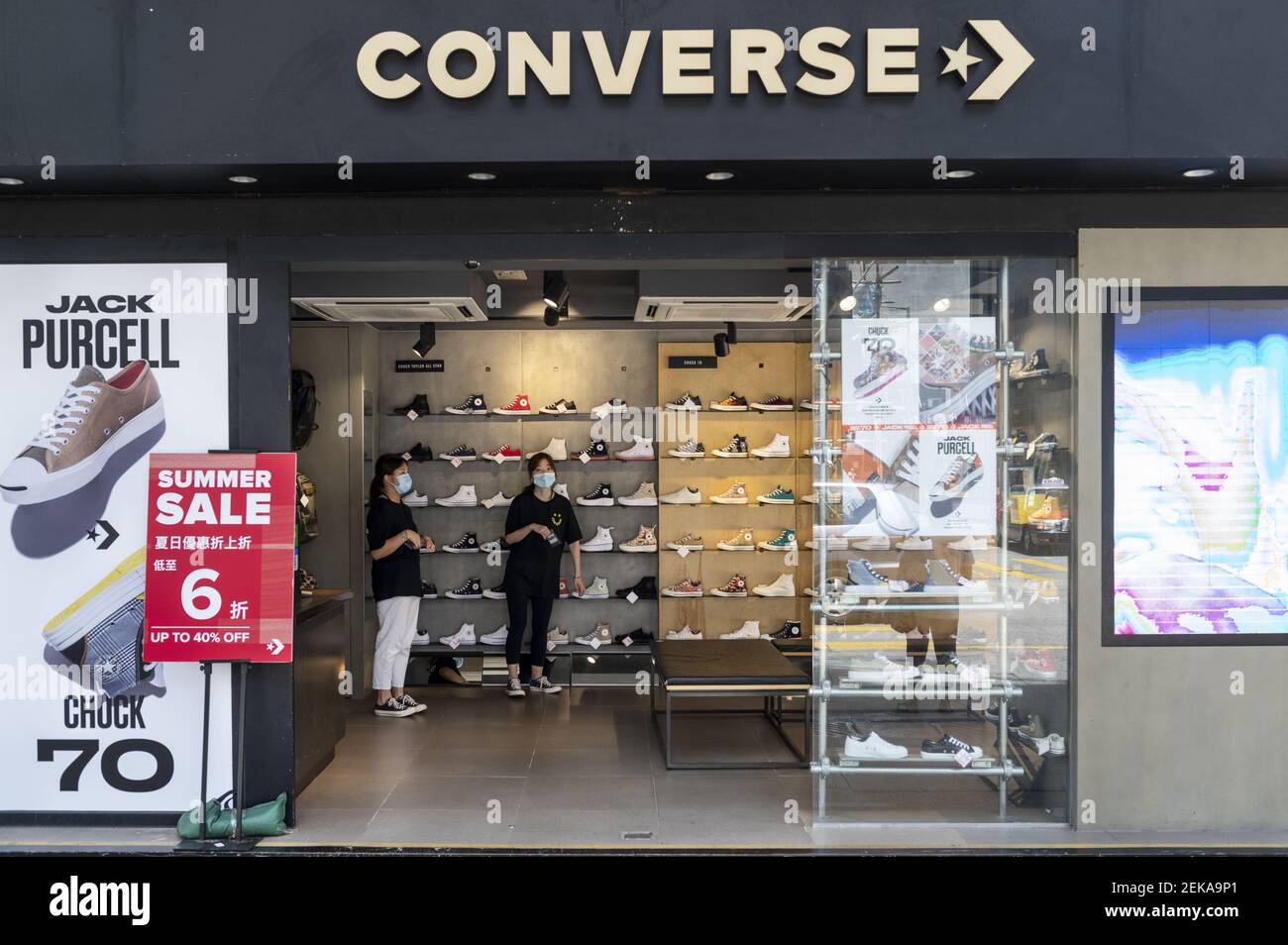 Amerikanische Schuhmarke Firma Converse Geschäft in Hongkong gesehen. (Foto  von Budrul Chukrut / SOPA Images/Sipa USA Stockfotografie - Alamy