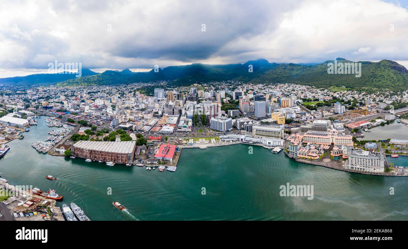 Landschaftsbild der Bergkette hinter dem Stadtbild in Port Louis, Mauritius Stockfoto