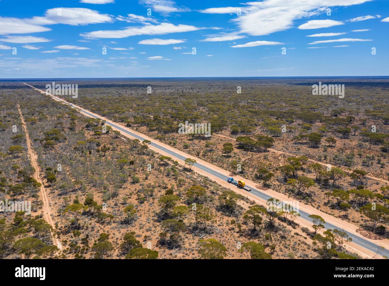 Luftaufnahme des Eyre Highway, der sich über den Nullarbor National Park erstreckt Mit klarer Horizontlinie im Hintergrund Stockfoto