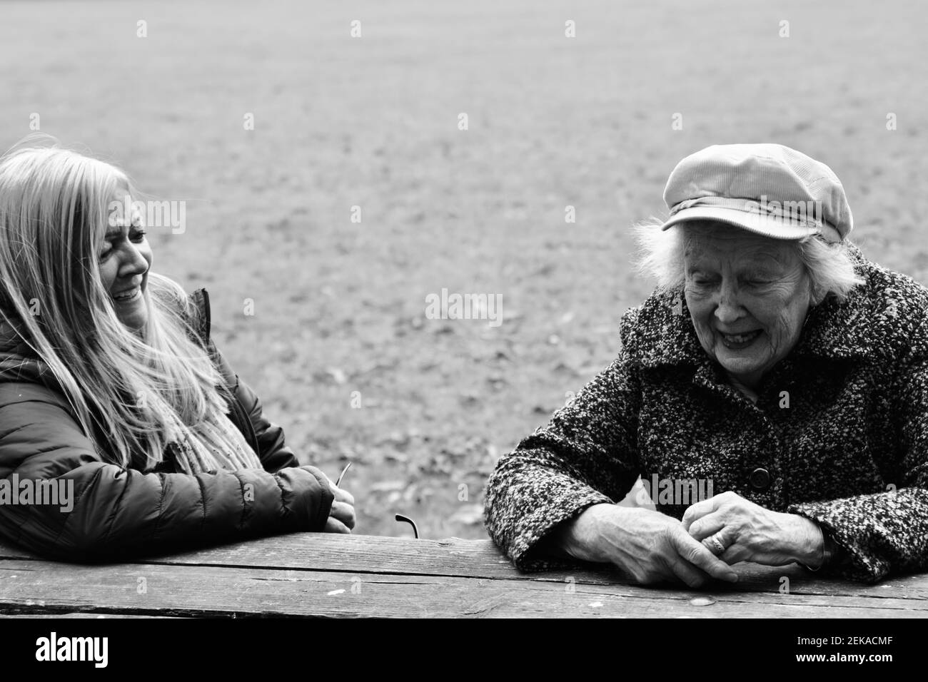 Eine ältere, 90-jährige Frau genießt Zeit mit ihrer Tochter in einem lokalen Park. Ihre Demenz und ihre gesundheitlichen Probleme bedeuten, dass sie schon so lange abschirmt. Stockfoto