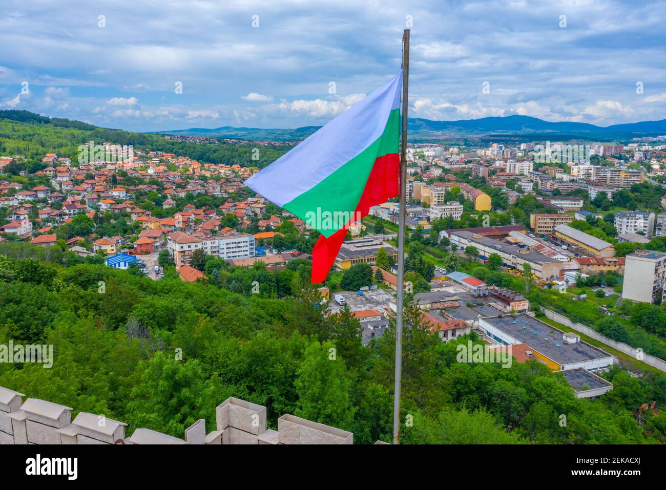 Luftaufnahme der bulgarischen Stadt Pernik und bulgarische Flagge Stockfoto