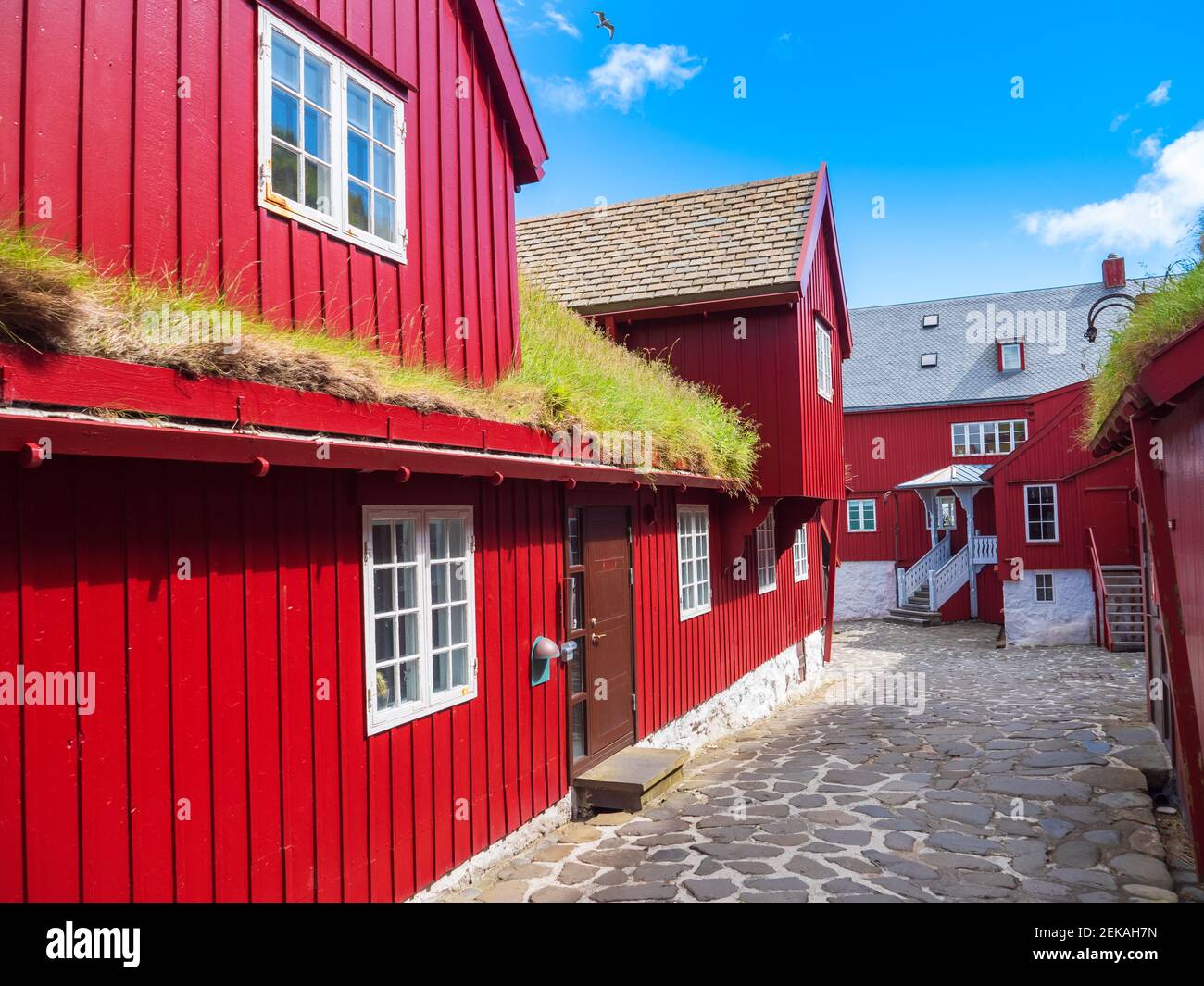 Straße zwischen roten Häusern in der Stadt, Torshavn, Färöer Inseln, Island Stockfoto