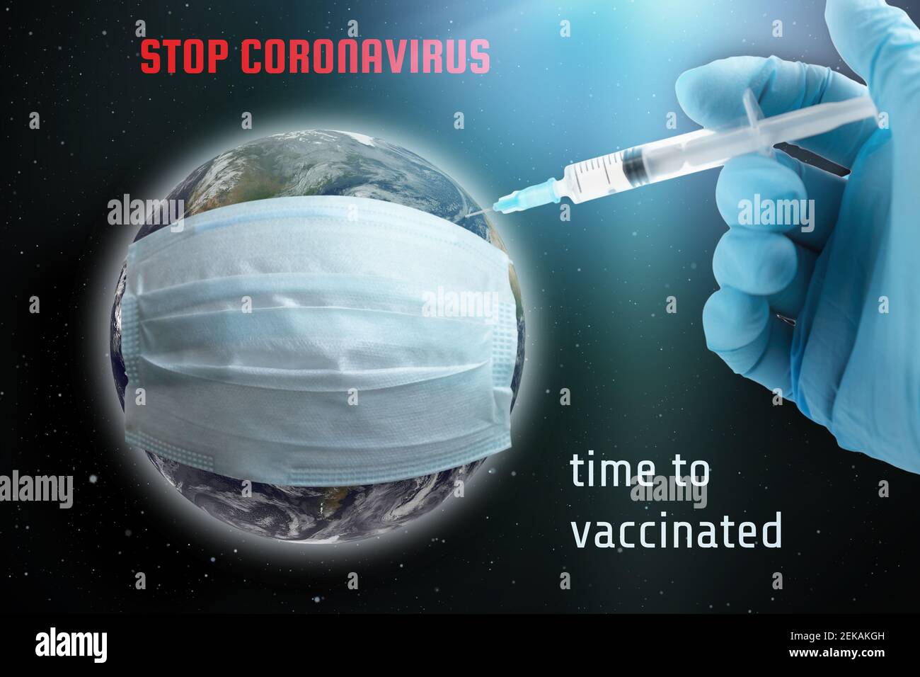 Globales Impfkonzept für Coronaviren. Erde in einer Schutzmaske, Hand mit einer Spritze macht eine Injektion. Erdbild mit freundlicher Genehmigung der NASA Stockfoto
