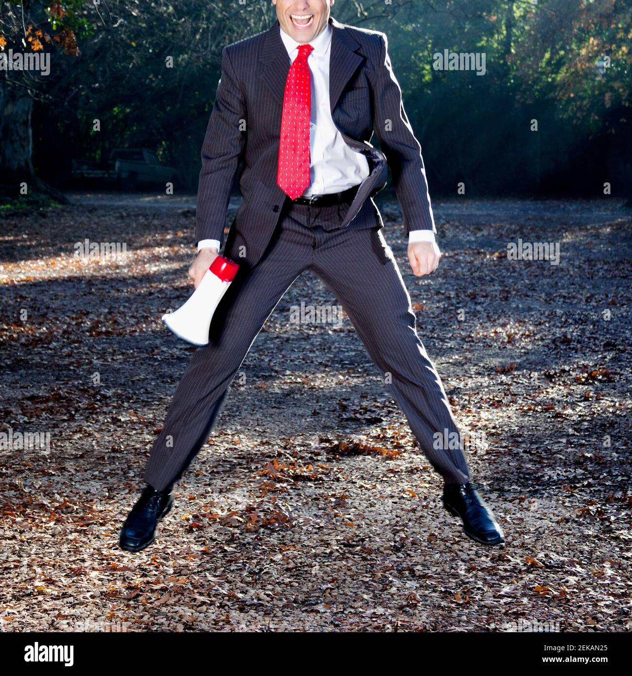 Geschäftsmann schrie und hielt ein Megaphon Stockfoto