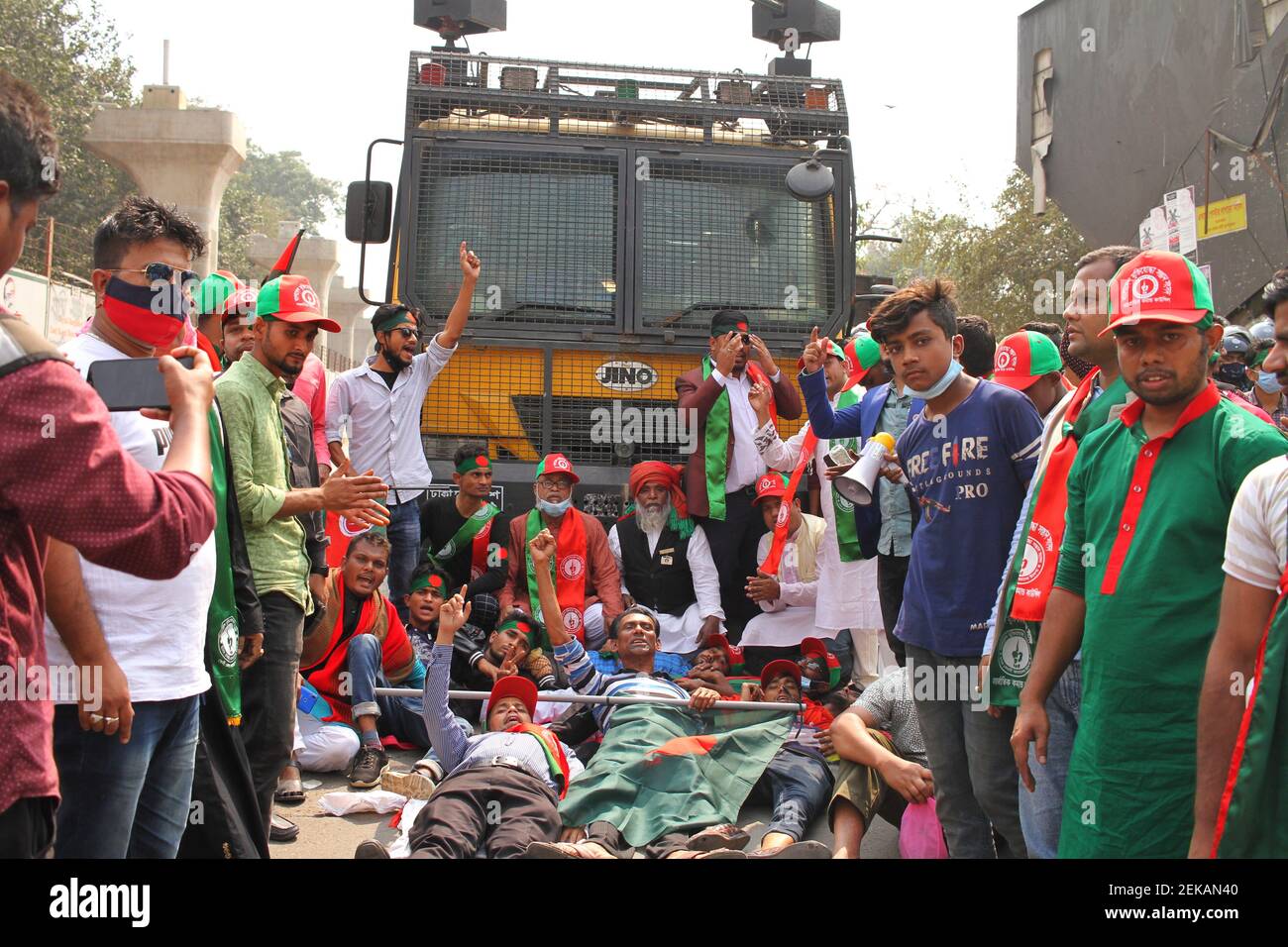 Dhaka, Bangladesch. Februar 2021, 23rd. Kinder der Freiheit Kämpfer haben die Shahbagh Gegend Straßenkreuzung blockiert und fordern die Wiedereinstellung einer 30 Prozent Quote an Regierungsjobs. Die Polizei von Bangladesch zerstreut Demonstranten, um Wasserwerfer und Schlagstöcke im Gebiet Shahbagh zu verwenden. (Foto von MD Abu Sufian Jewel/Pacific Press) Quelle: Pacific Press Media Production Corp./Alamy Live News Stockfoto