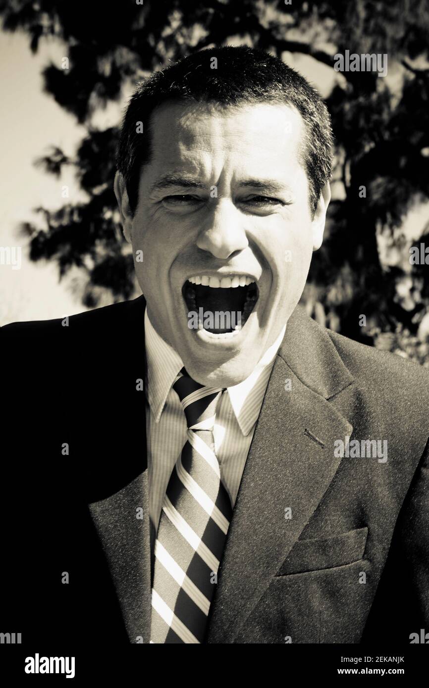 Porträt eines Geschäftsmannes schreiend Stockfoto