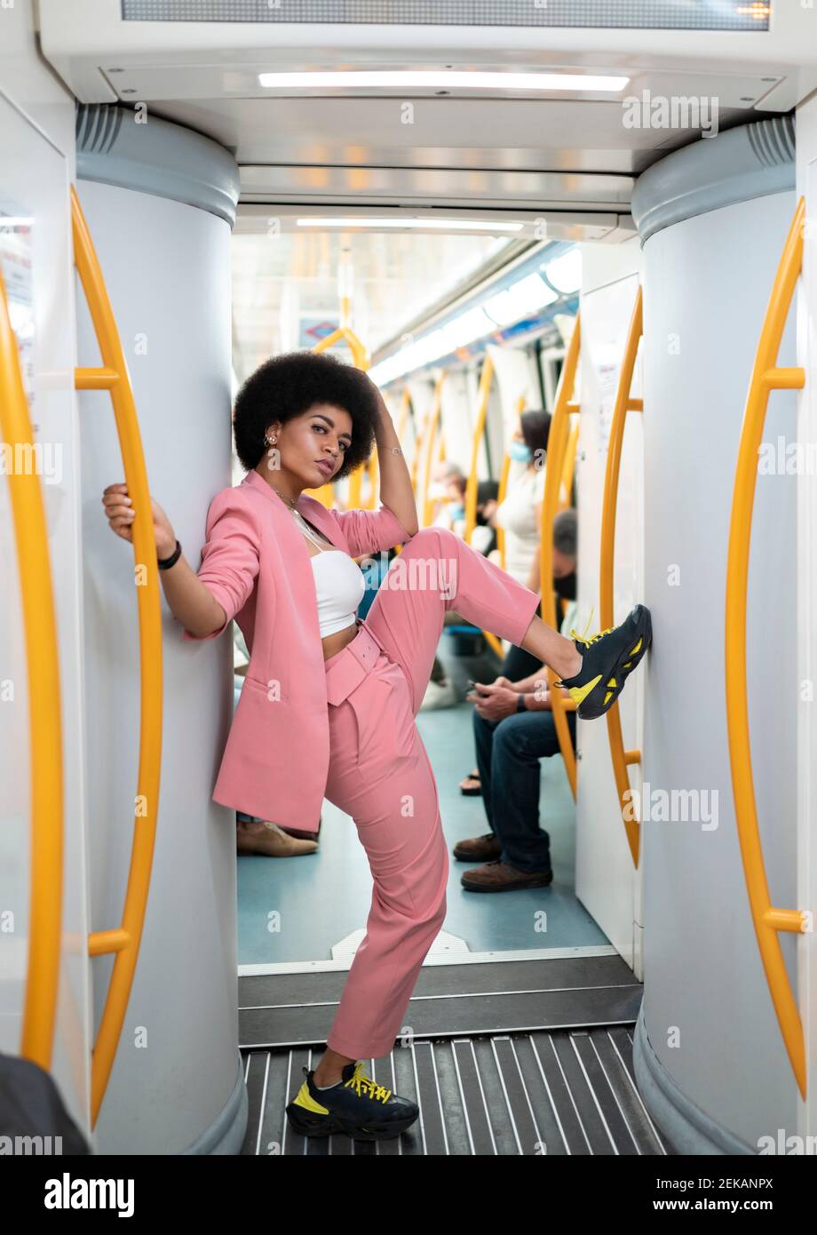 Weibliche Hipster mit Bein-up im Zug stehen Stockfoto