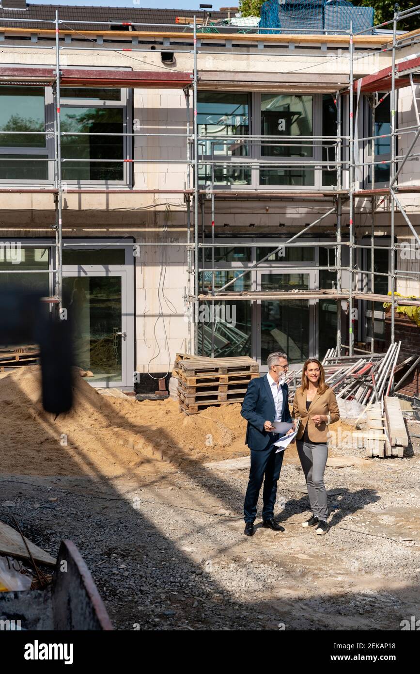 Architekt, der auf der Baustelle mit einem Kollegen diskutiert Stockfoto