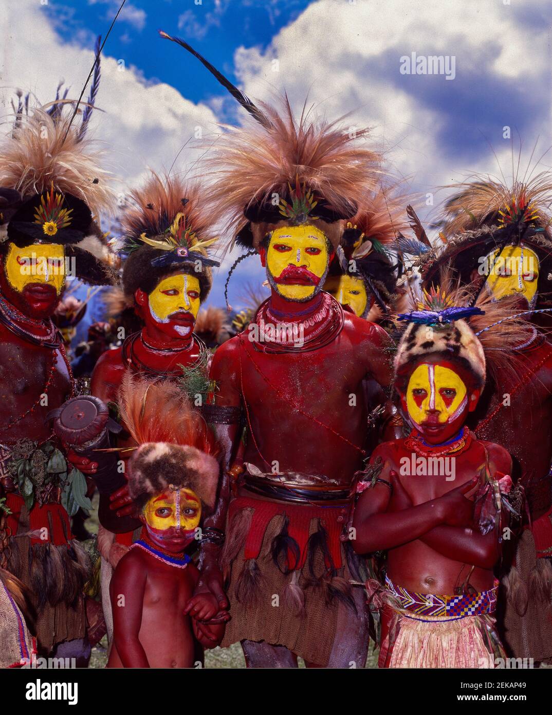 Der Huli-Stamm posiert für die Schlacht. Sobald Huli Jungen ihre eigene Perücke für ihre Hochzeit gemacht haben, gelten sie als ein Mann. DAS HOCHLAND, PAPUA-NEUGUINEA: Stockfoto