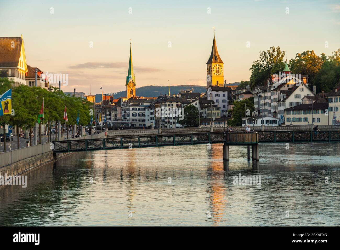 Ufer der Limmat mit St. Peter und Fraumünster Kirche in Zürich, Schweiz Stockfoto