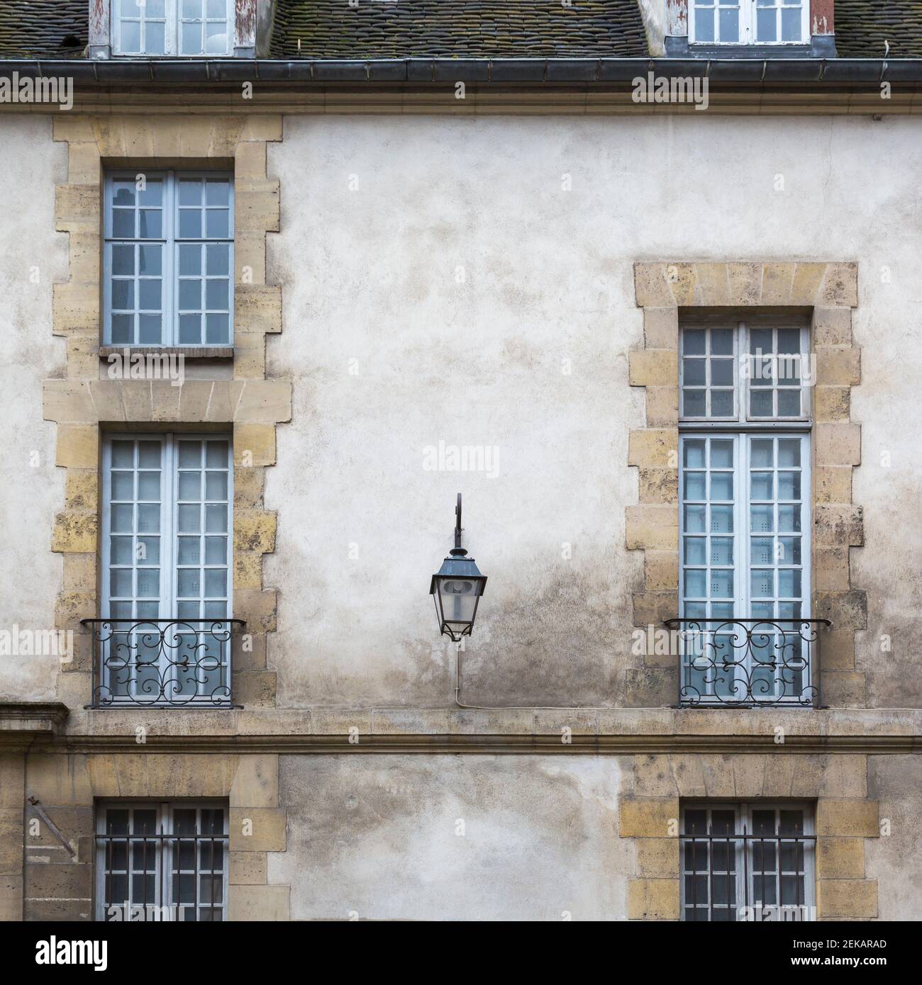 Frankreich, Ile-de-France, Paris, Fensterpaneel des alten Wohnhauses Stockfoto