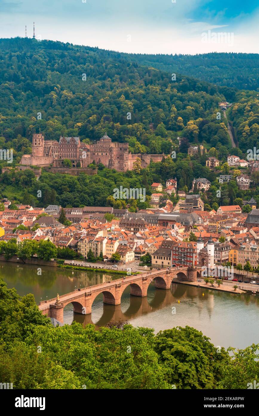 Deutschland, Baden-Württemberg, Heidelberg, Heidelberger Schloss mit Blick auf die Altstadt Stockfoto