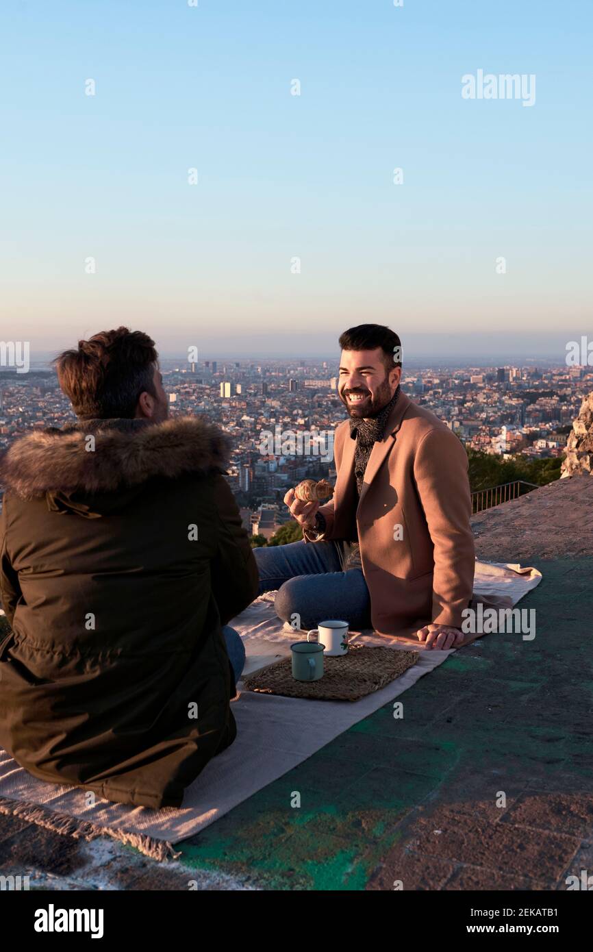 Schwulenpaar beim Frühstück am Beobachtungspunkt, Bunker del Carmel, Barcelona, Spanien Stockfoto