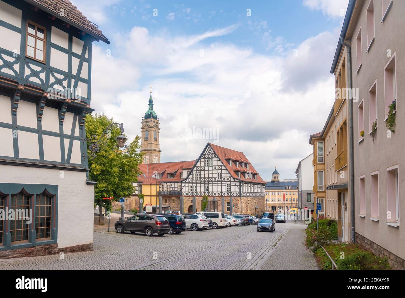 Luthermuseum mit Fachwerkhaus bei St. Georg Kirche gegen bewölkten Himmel in Eisenach, Deutschland Stockfoto