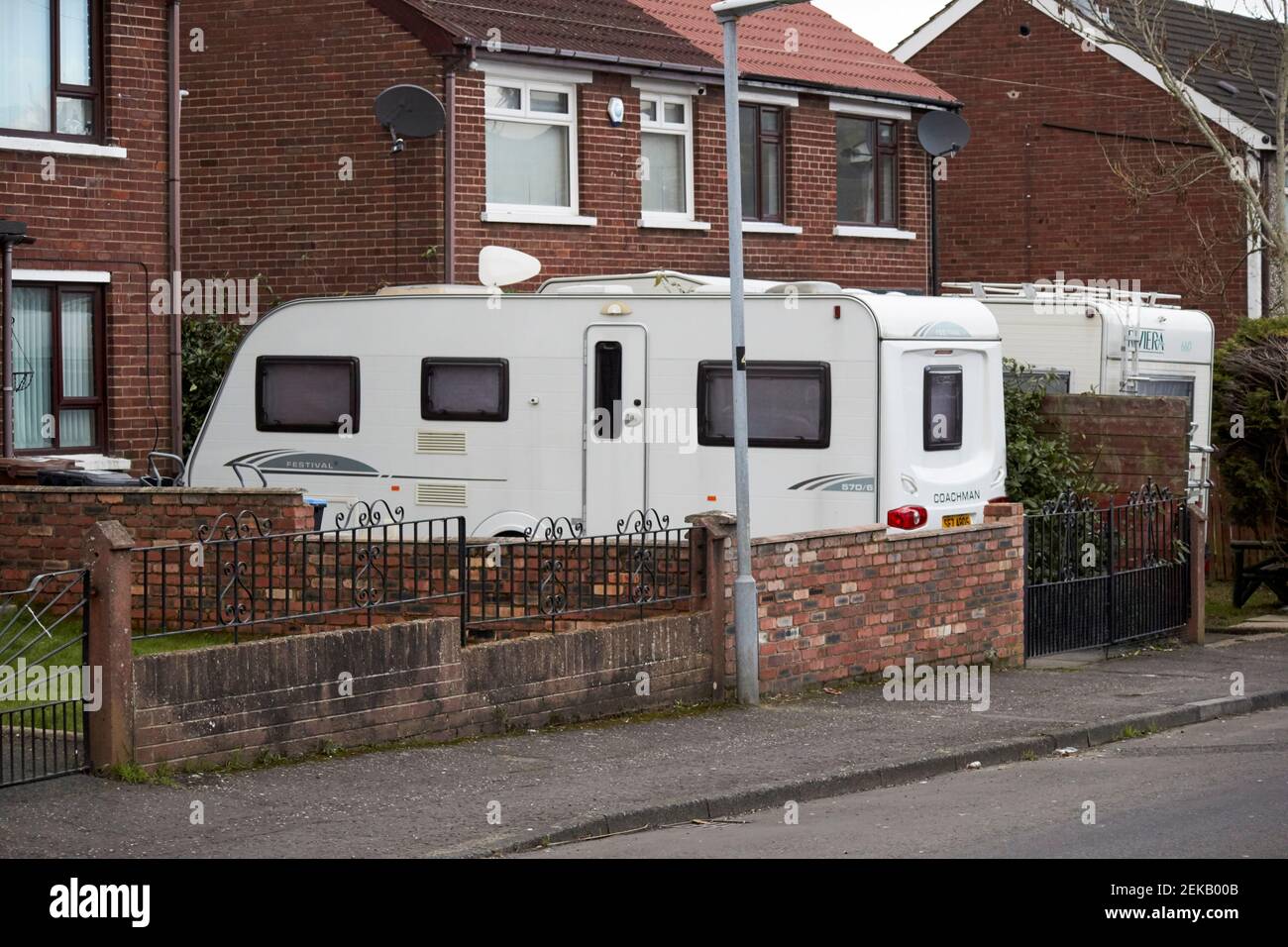 Wohnwagen und Wohnmobil in Einfahrten der benachbarten Häuser geparkt Newtownabbey Nordirland Großbritannien Stockfoto
