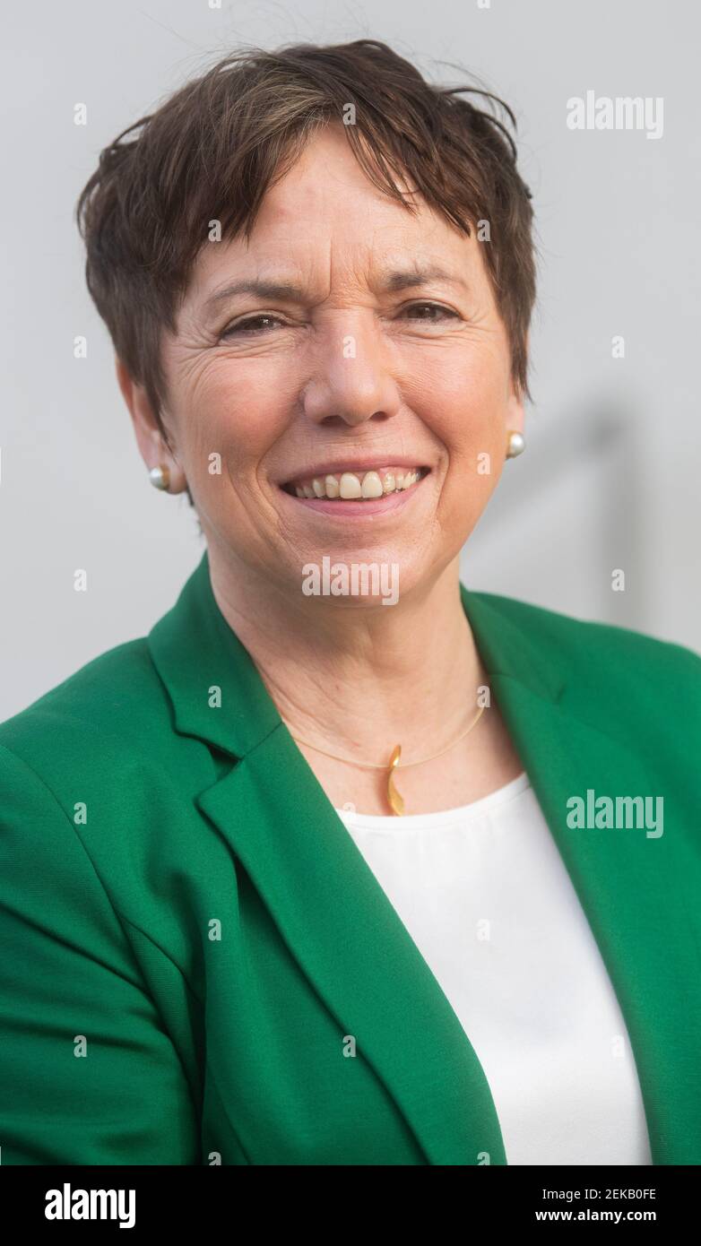 Hannover, Deutschland. Februar 2021, 23rd. Margot Käßmann, Theologin, steht vor der Niedersächsischen Staatskanzlei. Kredit: Julian Stratenschulte/dpa/Alamy Live Nachrichten Stockfoto