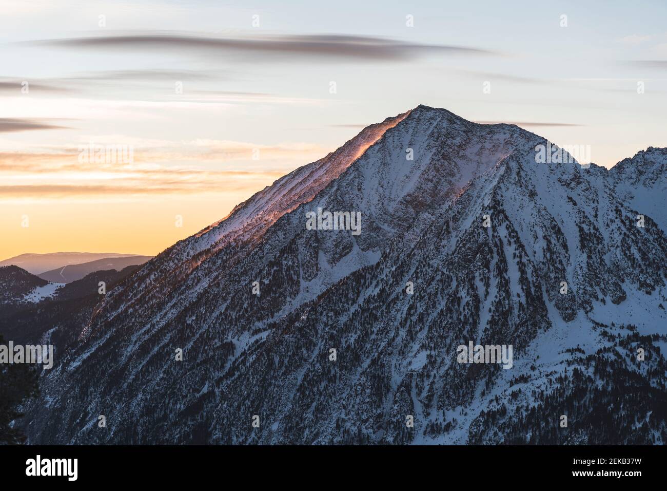 Schneebedeckter Berggipfel bei Sonnenaufgang Stockfoto