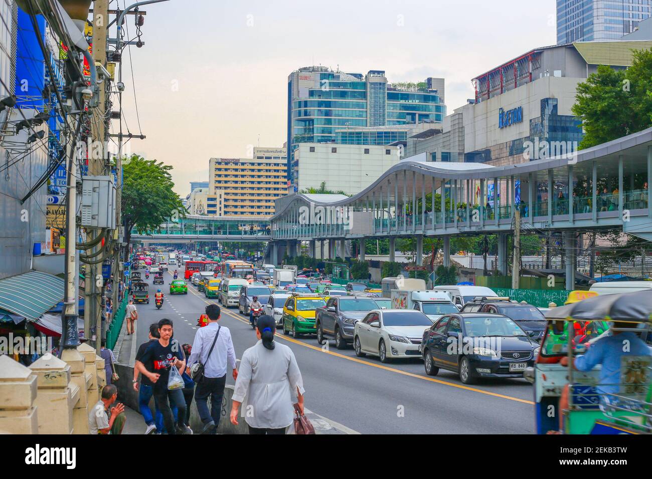 Bangkok, Thailand - 01,25.2018: Zentrale Straße in der Abendstadt Metropole mit Staus und Fußgängern. Stockfoto