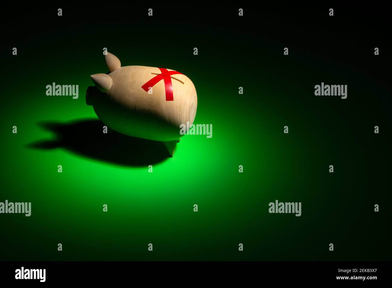 Sparschwein mit getapten Münzschacht, der die Wirtschaftskrise verursacht Durch COVID-19 Stockfoto