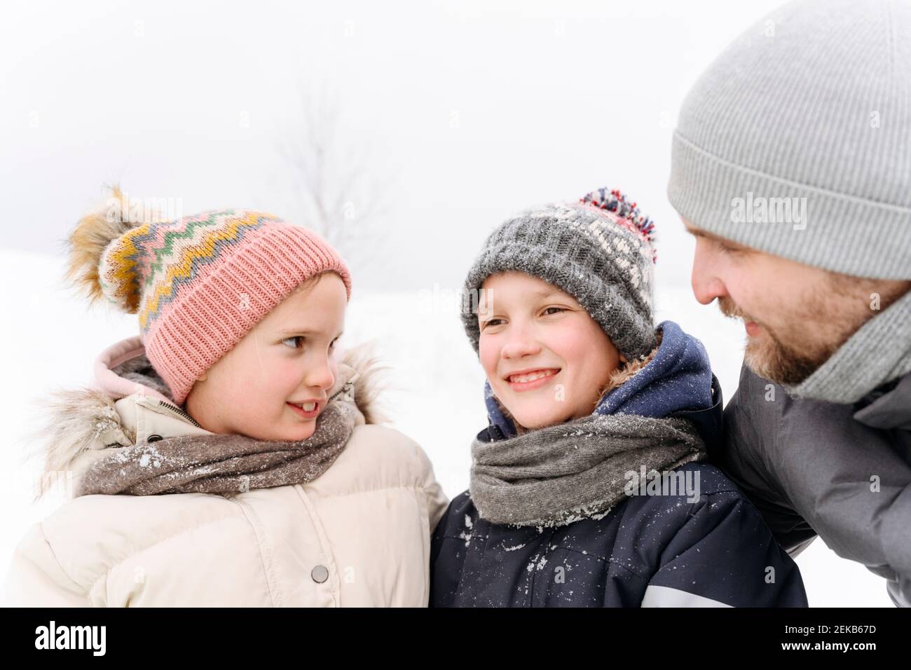 Vater mit Kindern genießen Urlaub im Winter Stockfoto