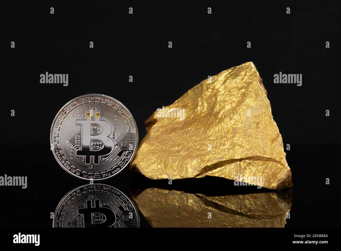 Investition an globalen Börsen und Krypto-Währungskonzept: Eine Silberbitcoin auf vielen Goldstücken auf schwarzem Hintergrund mit Kopierraum Stockfoto