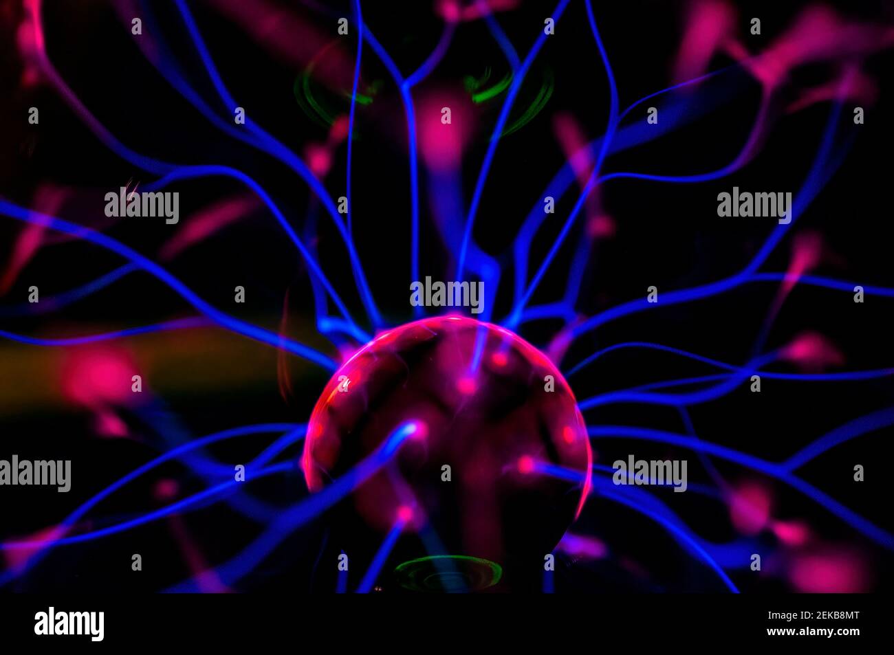 Leuchtende Plasmakugel. Hochspannungsgenerator. Könnte als Coronavirus Mikro Foto verwendet werden Stockfoto