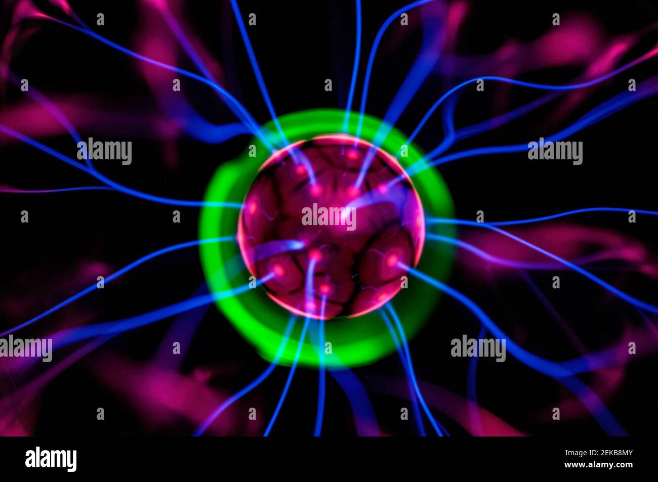 Leuchtende Plasmakugel. Wissenschaftliches Foto des Hochfrequenz-Stromgenerators. Könnte als Coronavirus Mikro Foto verwendet werden Stockfoto