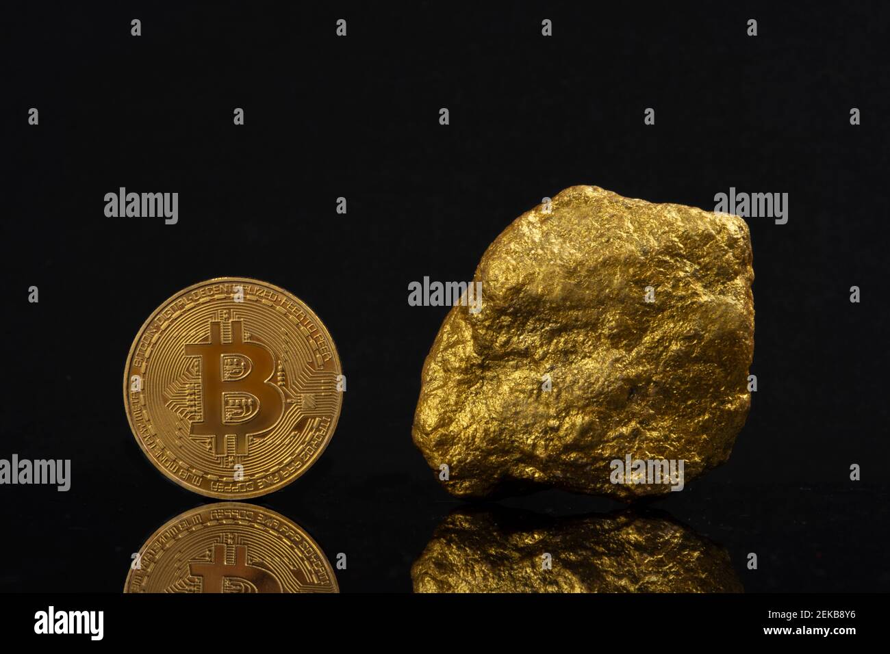 Investitionen an globalen Aktienmärkten und Kryptowährungskonzept: Ein einziges goldenes Bitcoin und ein Goldstück. Schwarze glänzende Oberfläche mit Kopierfläche Stockfoto
